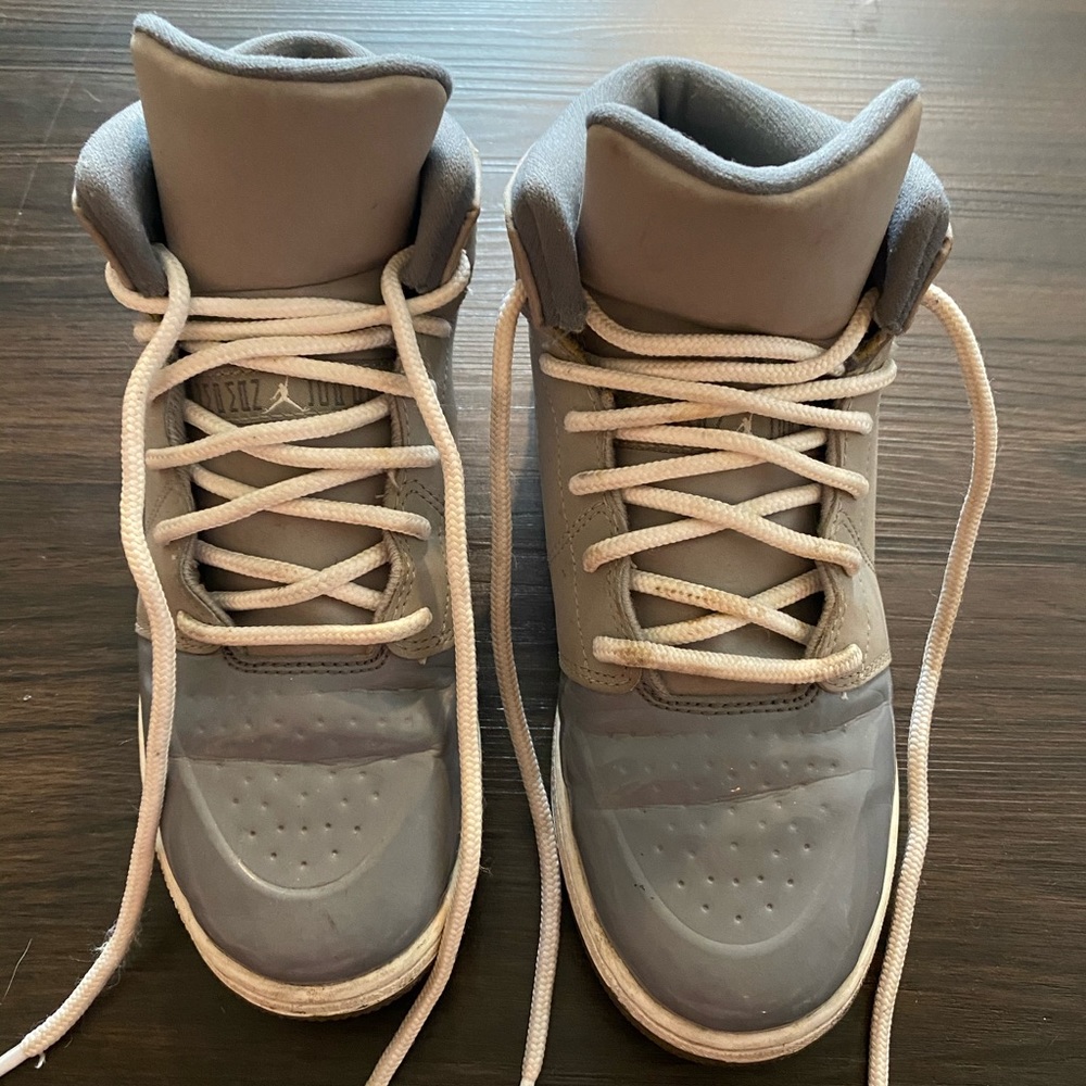Youth Nike Jordan 1 Retro in Cool Grey Size 4